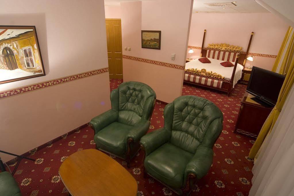 Hotel Alexander'S ニトラ エクステリア 写真